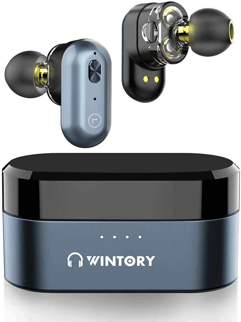 Donja polovica kutijice metalna je, a poklopac je poluproziran, kako bismo kroz njega s lakoćom mogli provjeriti je li punjenje slušalica u tijeku