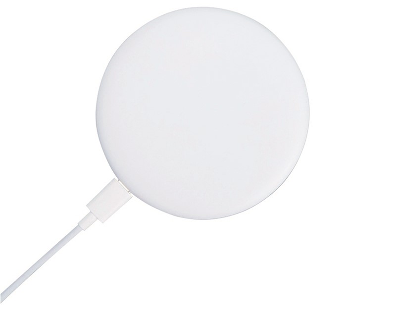 S mobitelom se isporučuje Xiaomijev Mi Wireless Charger, praktični Qi bežični punjač koji će prilično brzo napuniti bateriju mobitela
