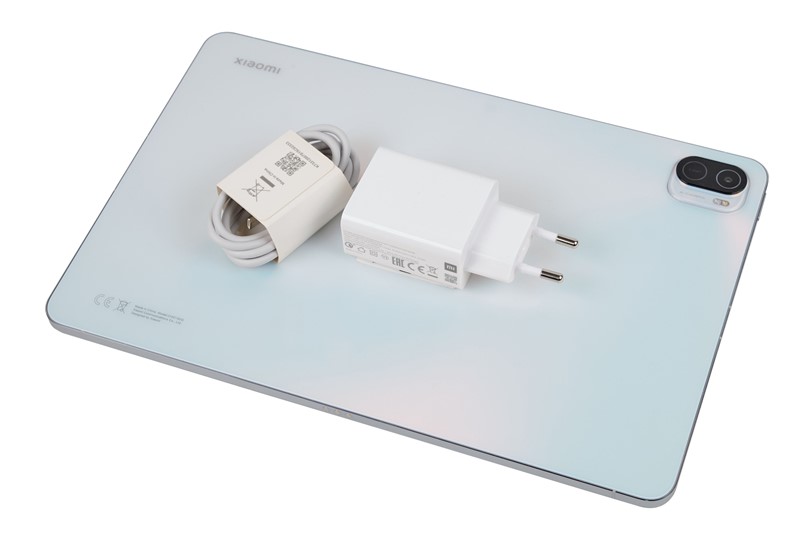 S tabletom stižu USB-C kabel za napajanje i 22,5-vatni adapter