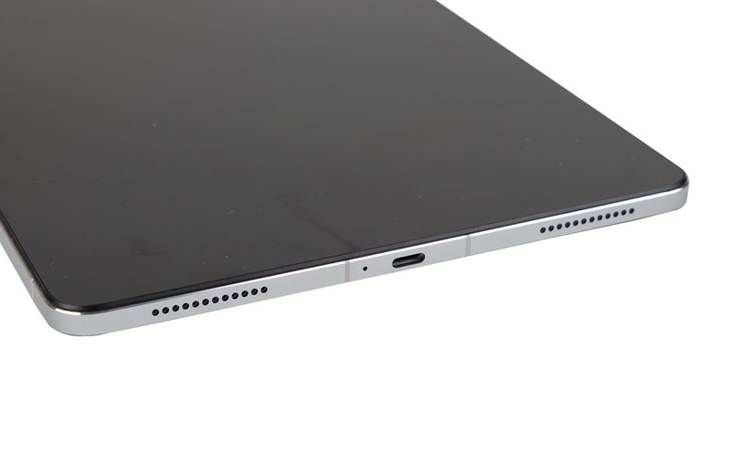 S donje su strane još dva zvučnika, USB-C konektor i još jedan mikrofon