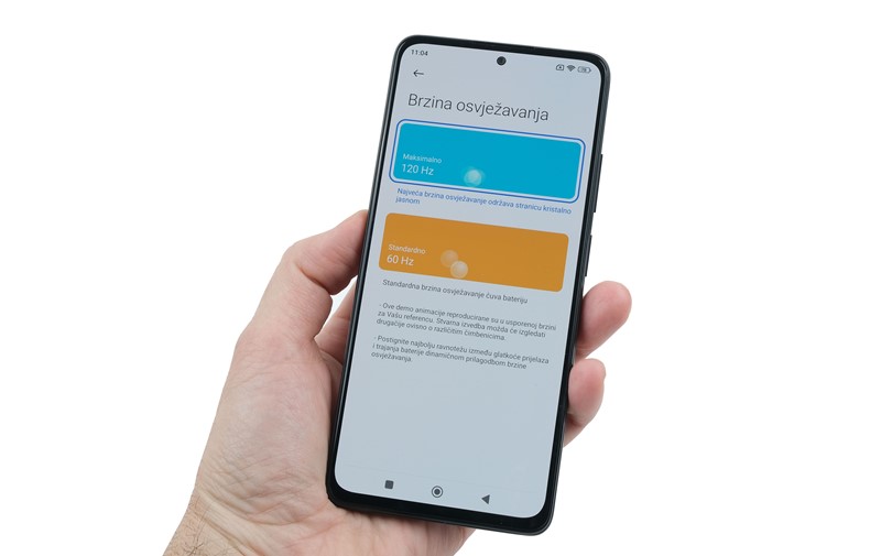Brzinu osvježavanja ekrana od 120 Hz treba odabrati ručno. AMOLED ekran jednakih mogućnosti bio je korišten i na modelu prethodne generacije