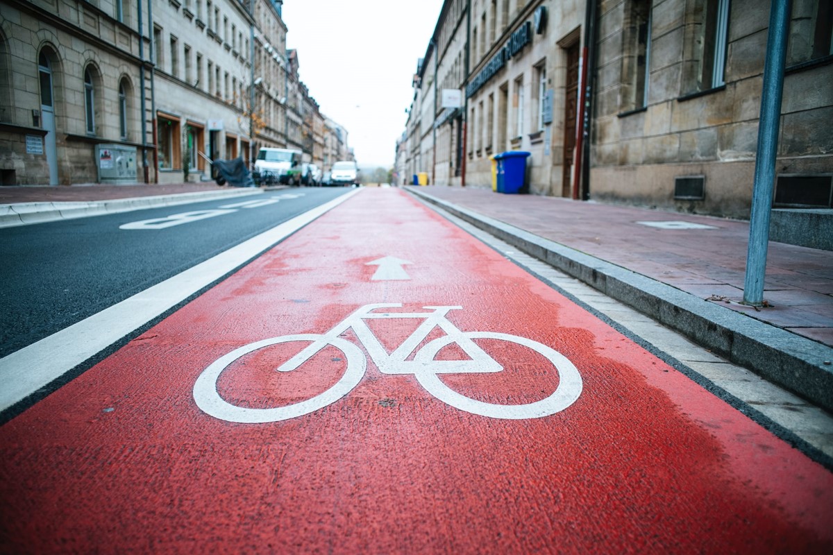 Biciklistička traka zakonom je definirana kao dio kolnika namijenjen za promet bicikala, obilježen uzdužnom crtom na kolniku i propisanim prometnim znakom. Biciklistička staza, pak, posebno je izgrađena prometna površina, odvojena od kolnika i propisno obilježena