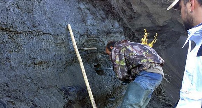 Bušenje sibirskog permafrosta radi prikupljanja uzoraka za analizu zamrznutih virusa 📷 Jean-Michel Claverie/ IGS/ CNRS-AMU